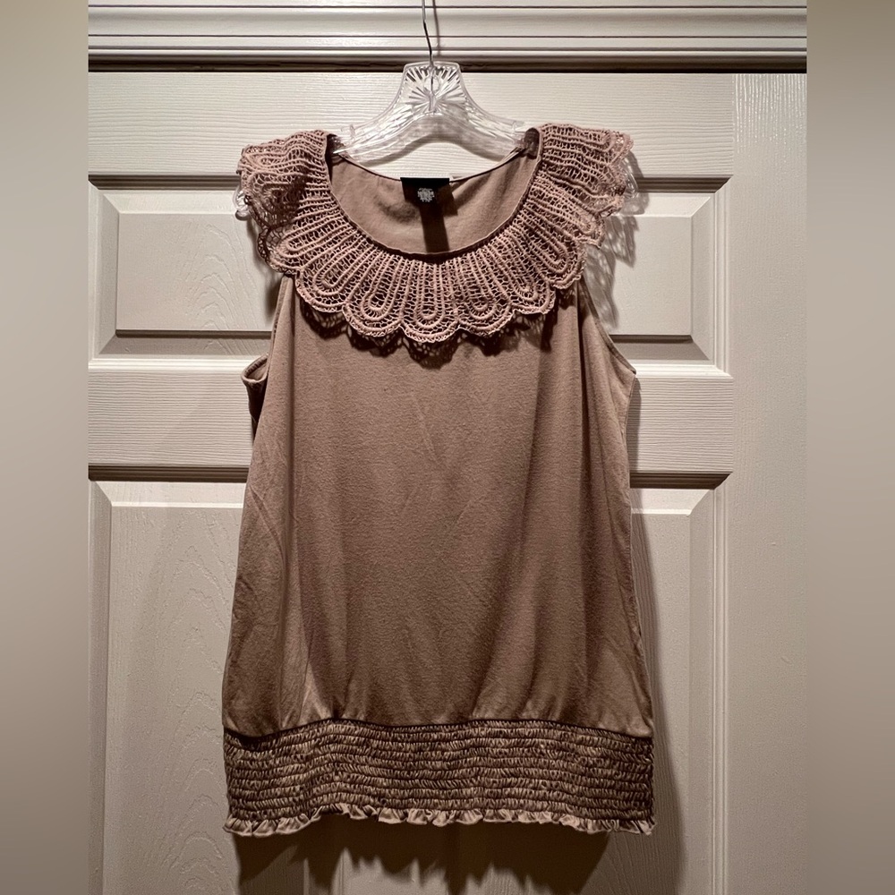 Apostrophe Sleeveless Top - Picture 2 of 3